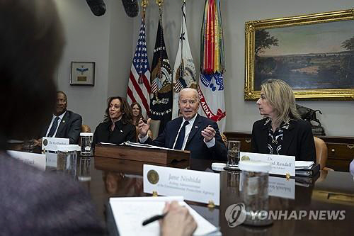 조 바이든 미국 대통령이 LA 산불 대책회의를 주재하고 있다. AP=연합뉴스